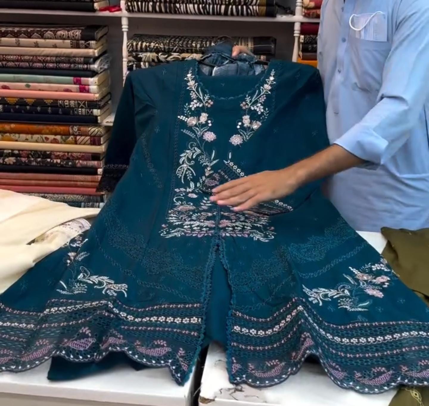 Women’s Chikankari 3-Piece Suit 💫