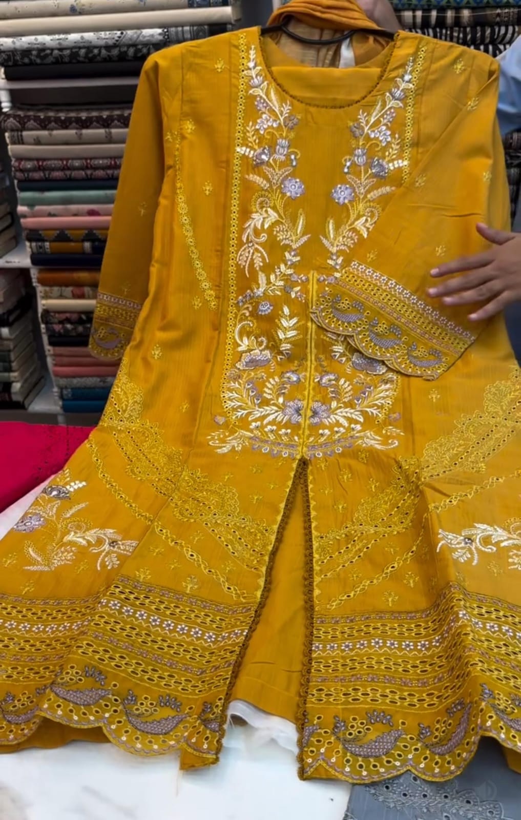 Women’s Chikankari 3-Piece Suit 💫