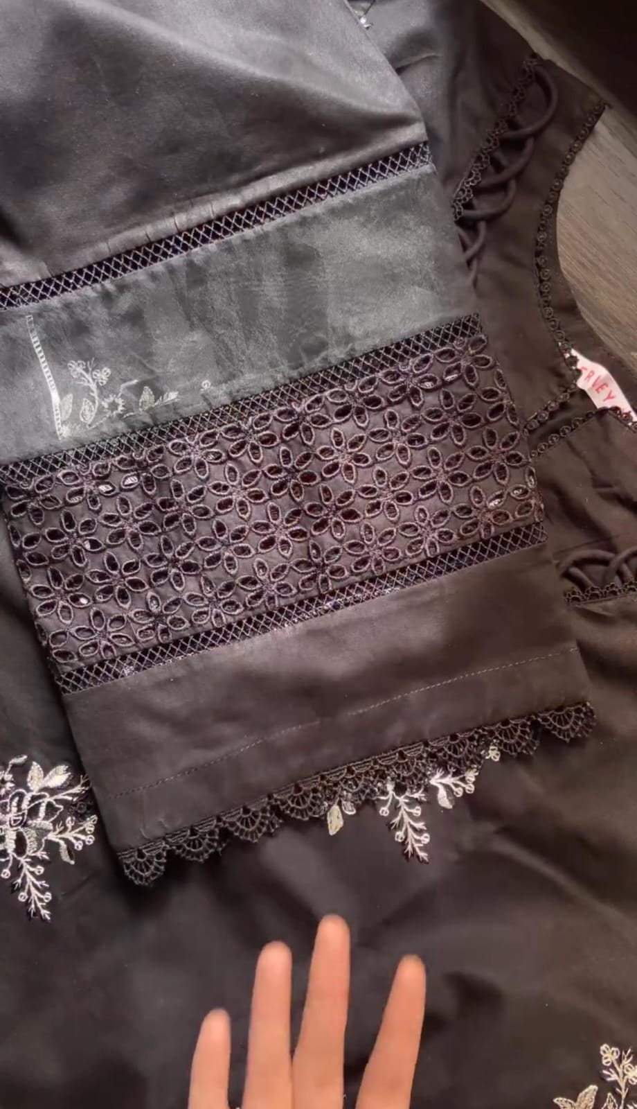Beautiful Embroidered 3-Piece Suit 🌟