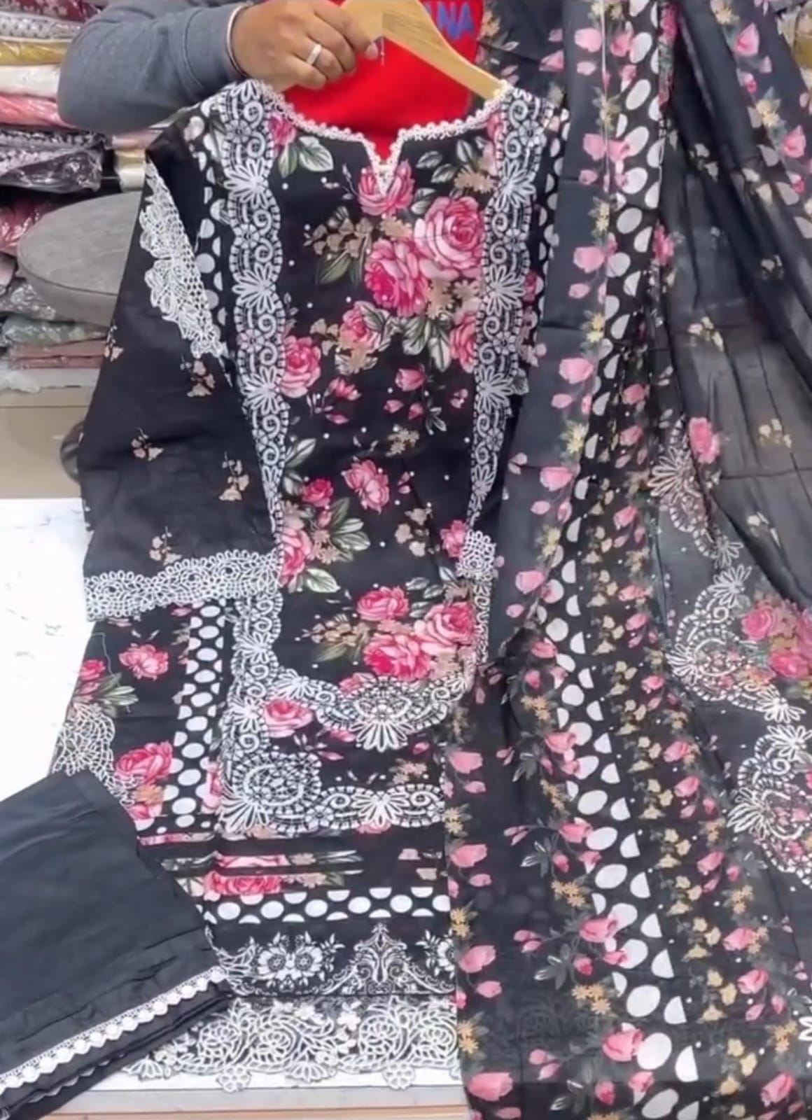 New Women’s Chikankari 3-Piece Suit 🌸